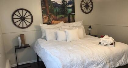 Large 5 Bedroom Home King Bed