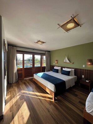 Premium kamer, op benedenverdieping | Luxe beddengoed, een minibar, een laptopwerkplek, beddengoed