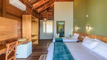 Quarto superluxo, sacada | Roupas de cama premium, frigobar, espaço de trabalho para notebook