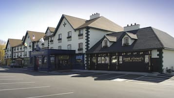 Un immeuble abritant plusieurs commerces, notamment « The Irish Cottage » et « Frank O’Dowd’s Authentic Irish Pub ».