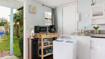 Réfrigérateur, micro-ondes, cafetiÚre/bouilloire, grille-pain