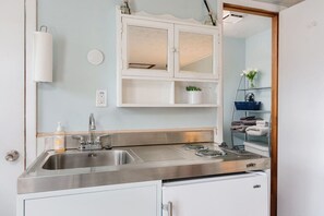 Kühlschrank, Mikrowelle, Wasserkocher mit Kaffee-/Teezubehör, Toaster