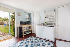Kühlschrank, Mikrowelle, Wasserkocher mit Kaffee-/Teezubehör, Toaster