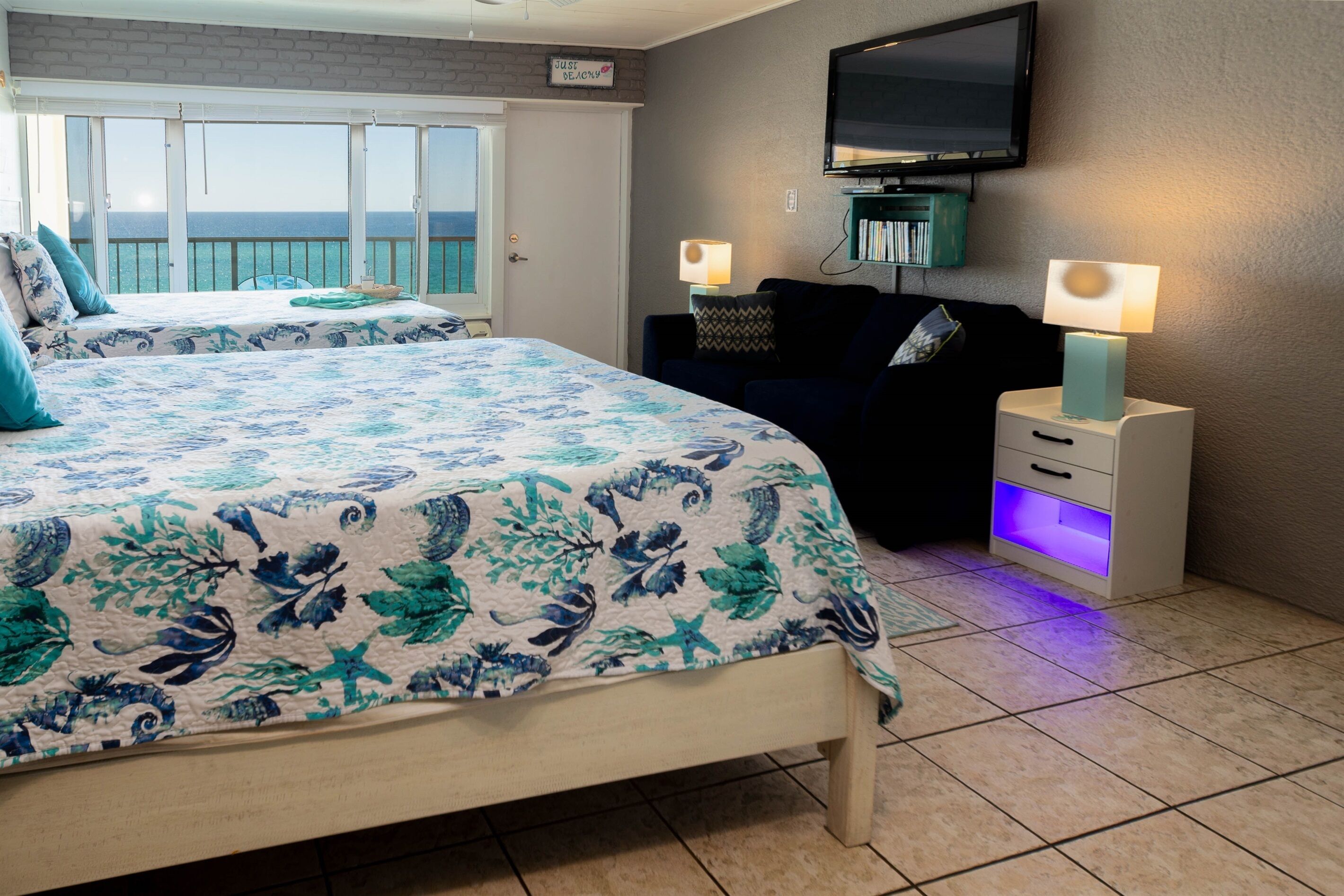 Tabla de planchar con plancha, wifi gratis y ropa de cama 