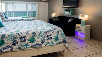 Tabla de planchar con plancha, wifi gratis y ropa de cama