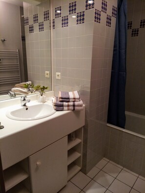 Baignoire, sèche-cheveux, serviettes fournies, papier toilette