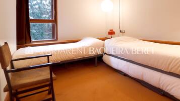 2 bedrooms, bed sheets