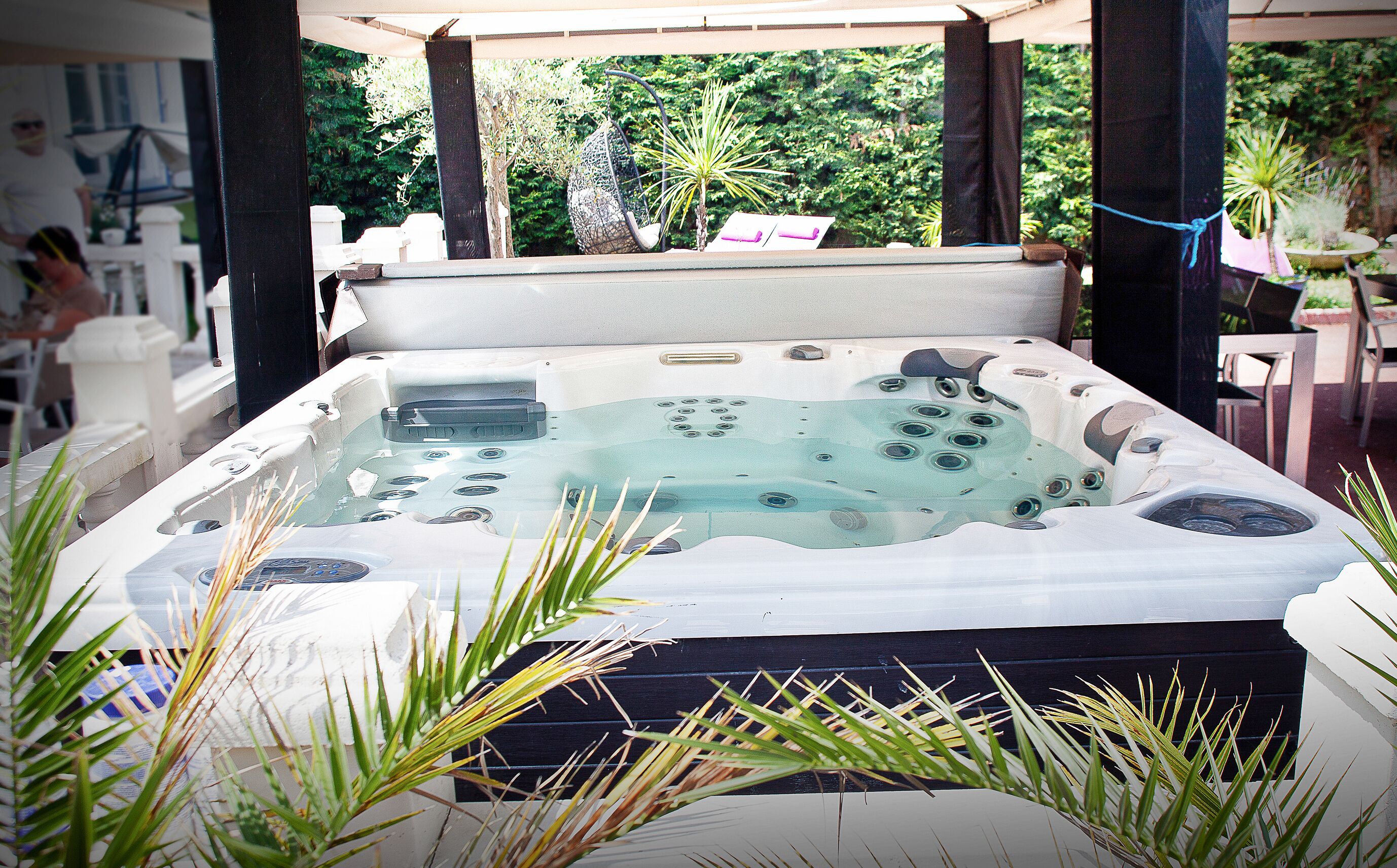 Outdoor spa tub