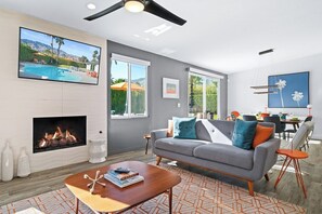 TV, fireplace - Palm Springs Oasis - Palm Springs Perfection: Relax, Play & Recharge in Your Own Oasis (Palm Springs)