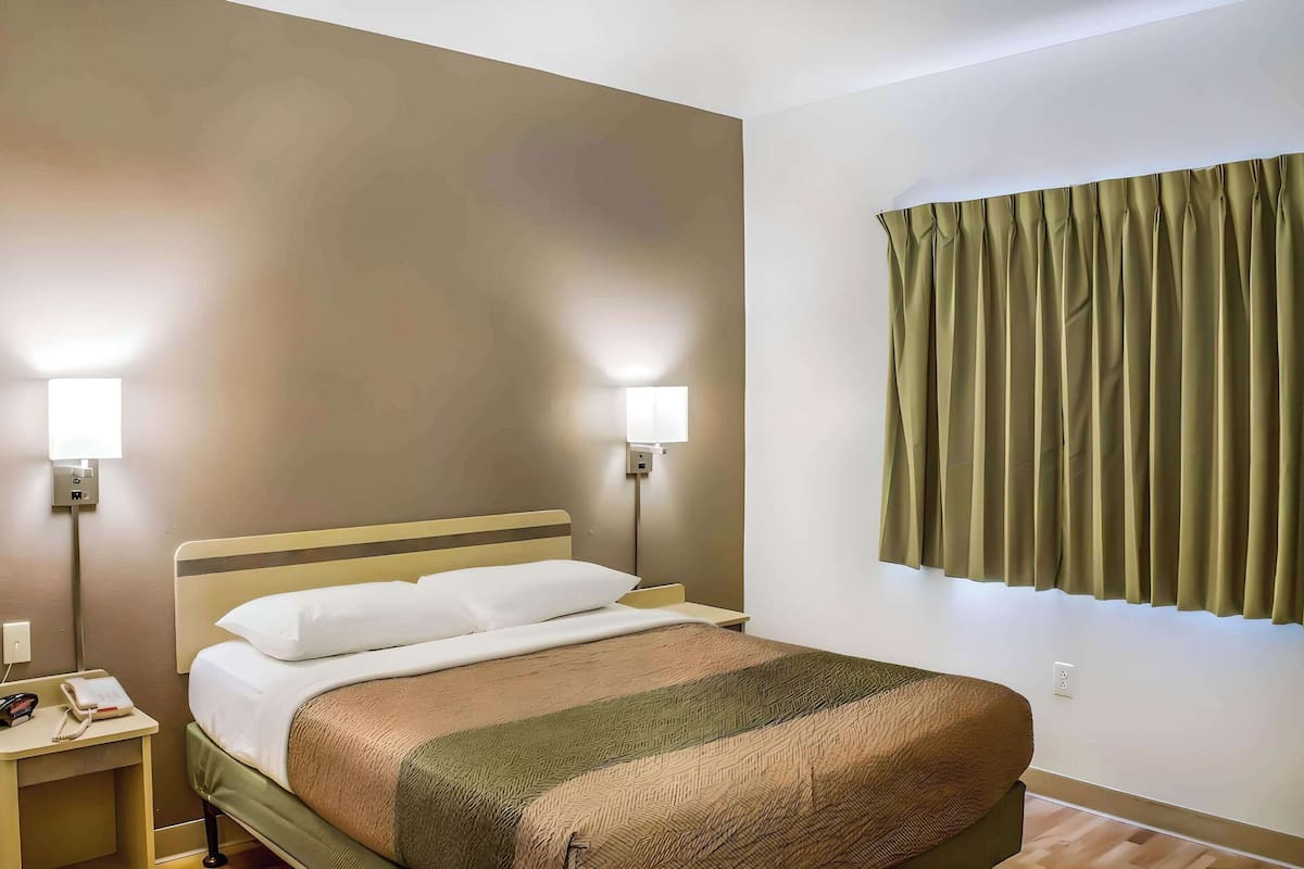Luxe beddengoed, individueel gemeubileerd, een bureau
