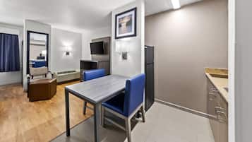 Standard Room, 1 Queen Bed, Non Smoking | Premium bedding, desk, laptop workspace, WiFi (free)