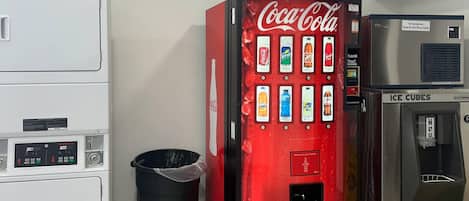 En automat med Coca-Cola og Sprite, en skraldespand og en isterningemater.