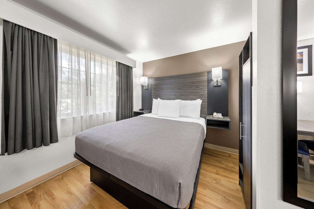 Standard Room, 1 Queen Bed, Non Smoking | Premium bedding, desk, laptop workspace, free WiFi