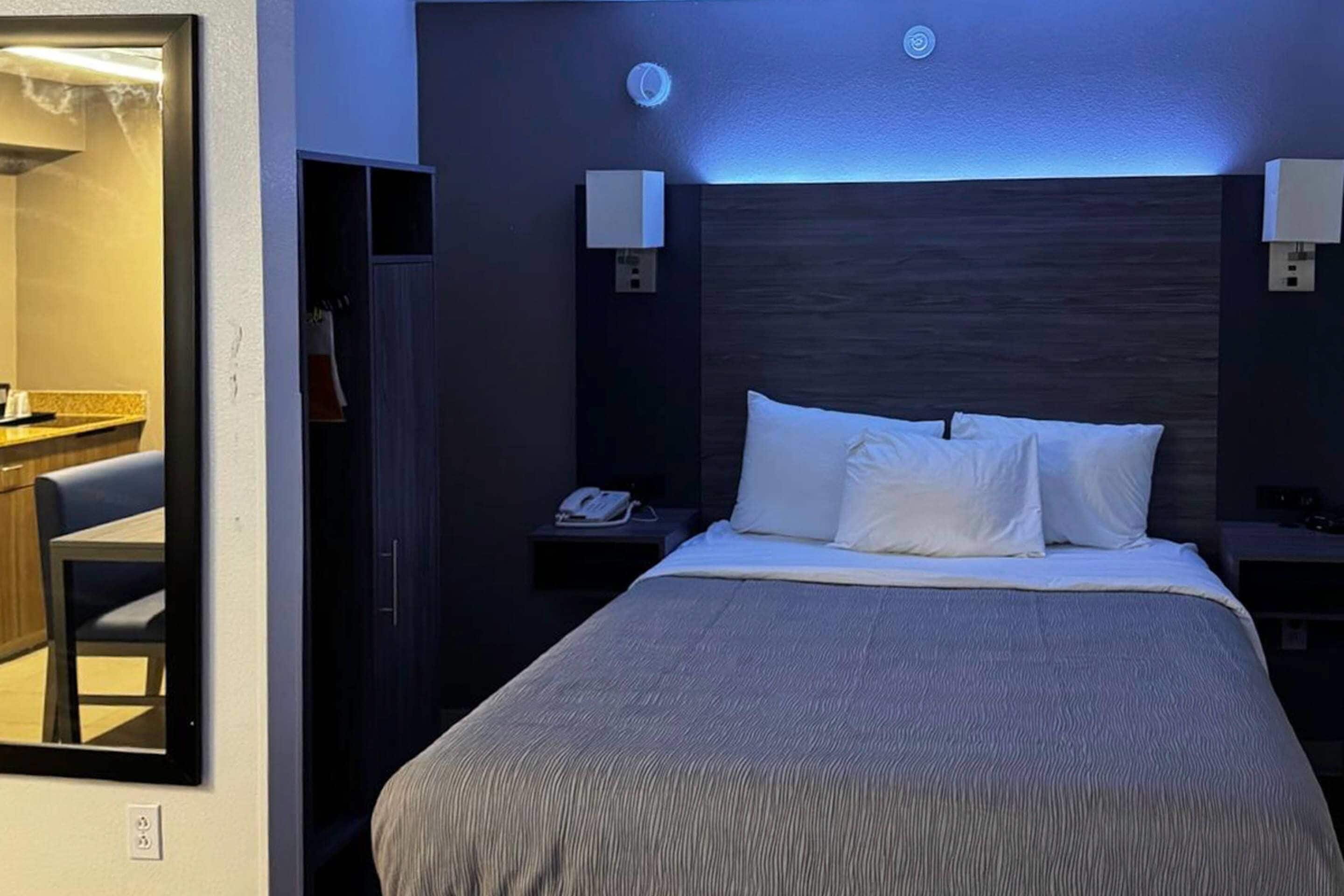 高級寝具、客室ごとに異なるインテリア、デスク、ノートパソコン用作業スペース