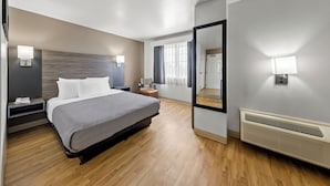 Zimmer, 1 Queen-Bett, barrierefrei, Nichtraucher | Hochwertige Bettwaren, Schreibtisch, laptopgeeigneter Arbeitsplatz