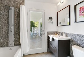Bathtub, hair dryer, towels, soap - Palm Springs Poolside Retreat - Luxury Poolside Escape: Stunning Views & Resort-Style Comfort (Palm Springs)