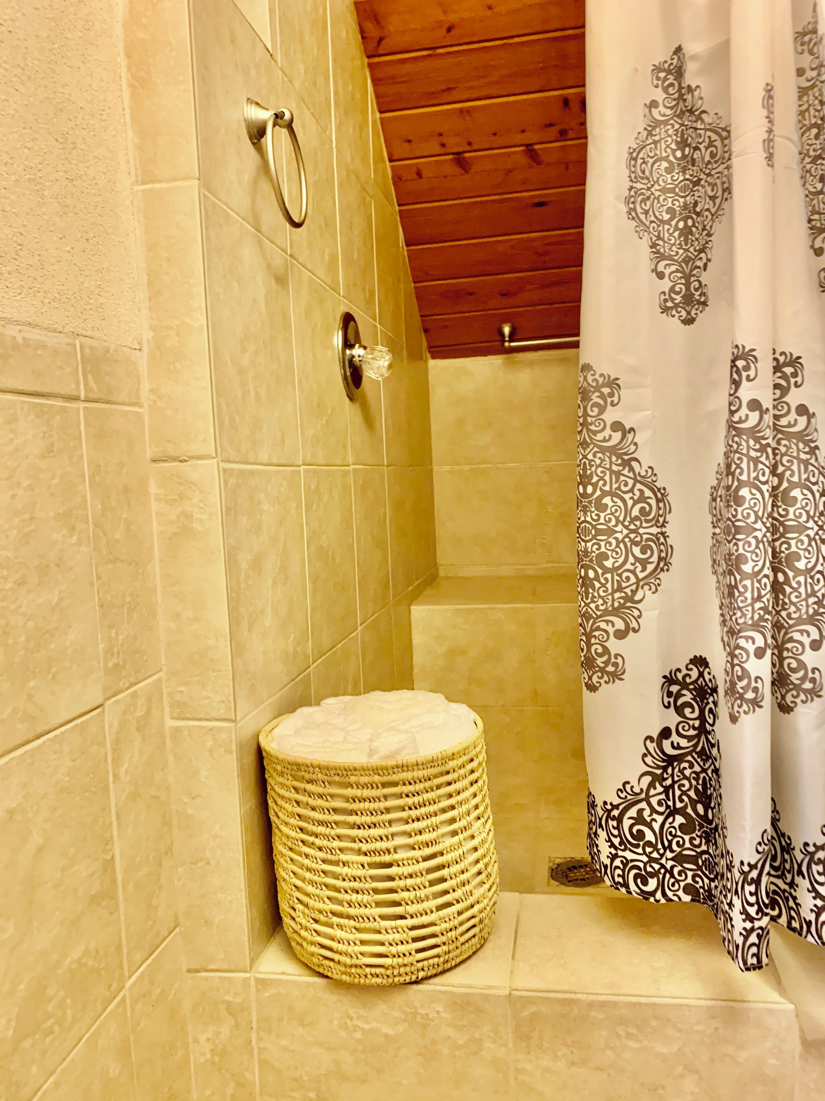 Douche, sèche-cheveux, serviettes fournies, savon