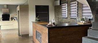 Contemporary villa, private pool - sleeps 8