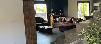 Contemporary villa with pool for 8 people