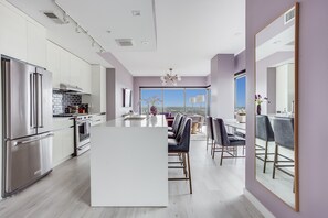 Refrigerador, microondas, horno y parrilla de estufa 