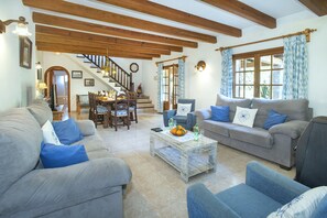 Fernseher, Kamin, Tischtennisplatte, Stereoanlage