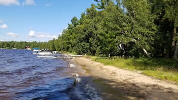 En la playa, sillas reclinables de playa