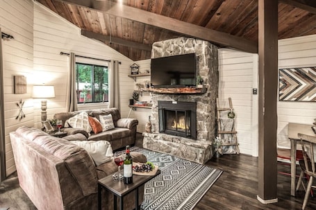 Televisión, chimenea y libros . `Peak In The Pines`- Hot tub! Charming Cabin! A/C!