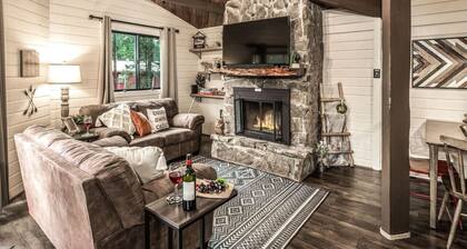 `Peak In The Pines`- Hot tub! Charming Cabin! A/C!