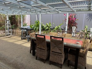 Outdoor dining - Awesome Aroona (Aroona)