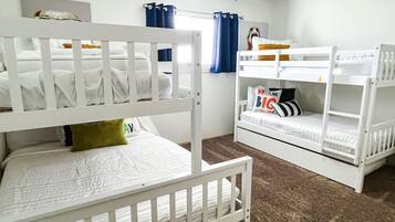 3 habitaciones, escritorio y tabla de planchar con plancha