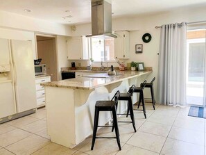 Cafetera y tetera, refrigerador, microondas y horno 