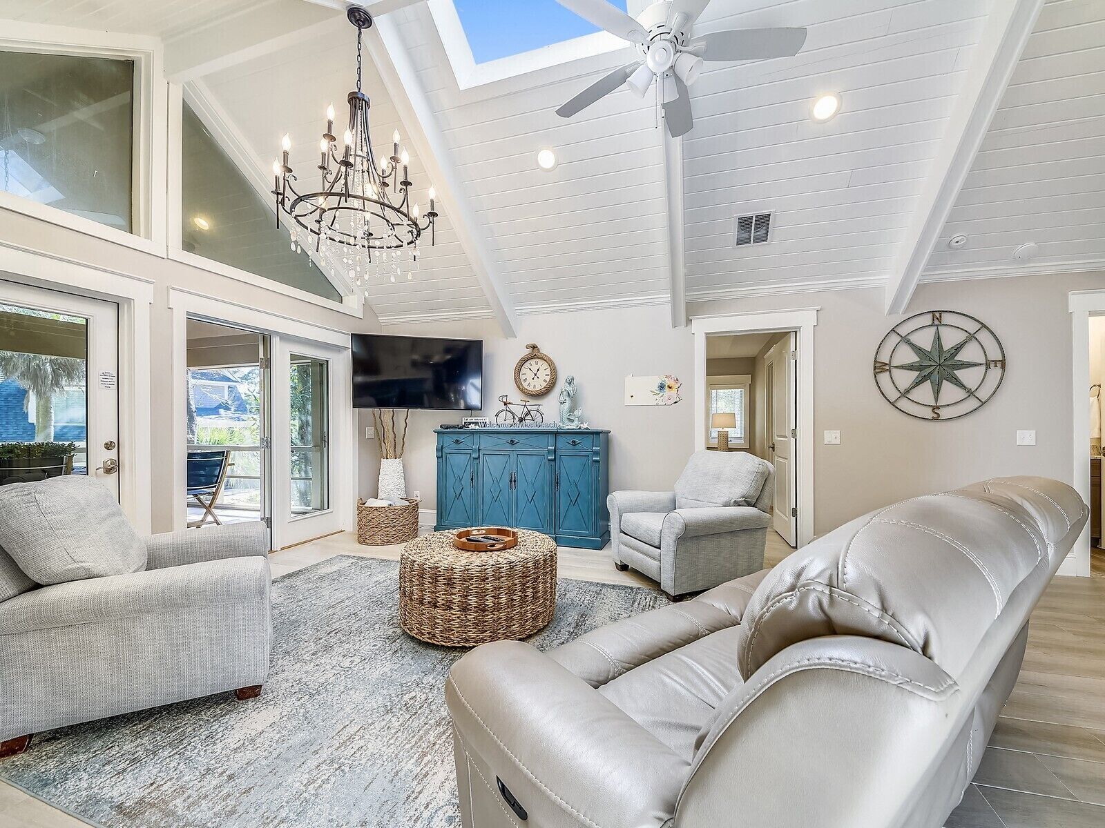 Fernseher, Kamin, DVD-Player