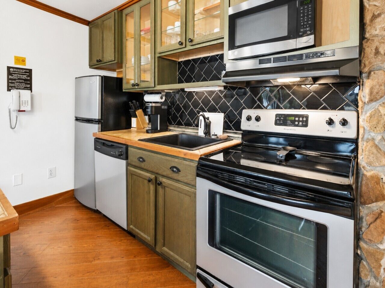 Coffee/tea maker, fridge, microwave, oven