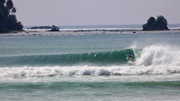 Tæt på stranden, liggestole, badehåndklæder