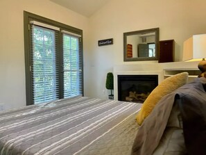 3 bedrooms, desk, iron/ironing board, free WiFi - Beautiful Home Centrally Located (Lakewood)