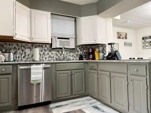 Fridge, microwave, oven, stovetop - Beautiful Home Centrally Located (Lakewood)