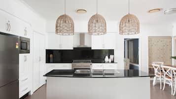 冰箱、微波炉、烤箱、炉灶