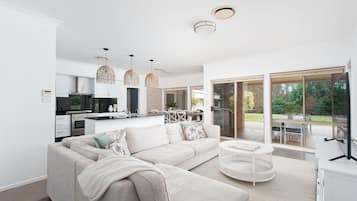 电视、桌上足球