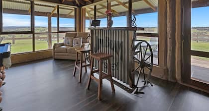 Meningie Homestead: Enjoy a country getaway on the banks of the Tambo River
