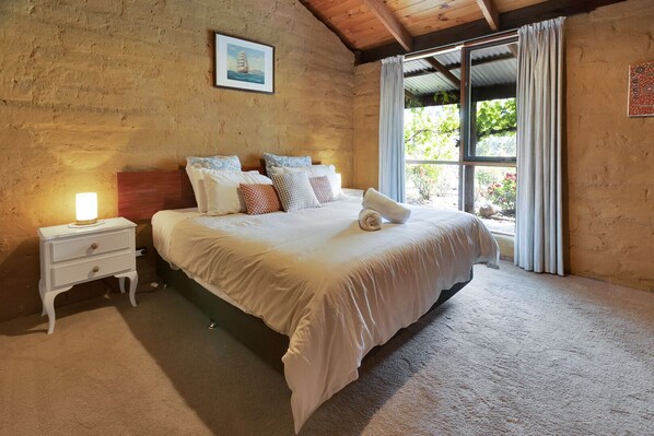 6 bedrooms, iron/ironing board, free WiFi, bed sheets