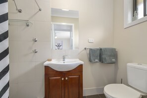 Shower, towels - 19 Pindari Parade - YOUR PERFECT FAMILY HOLIDAY DESTINATION (PORT MACQUARIE)
