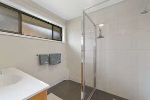 Shower, towels - 19 Pindari Parade - YOUR PERFECT FAMILY HOLIDAY DESTINATION (PORT MACQUARIE)