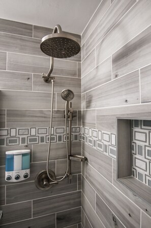 Douche, sèche-cheveux, bidet, serviettes fournies