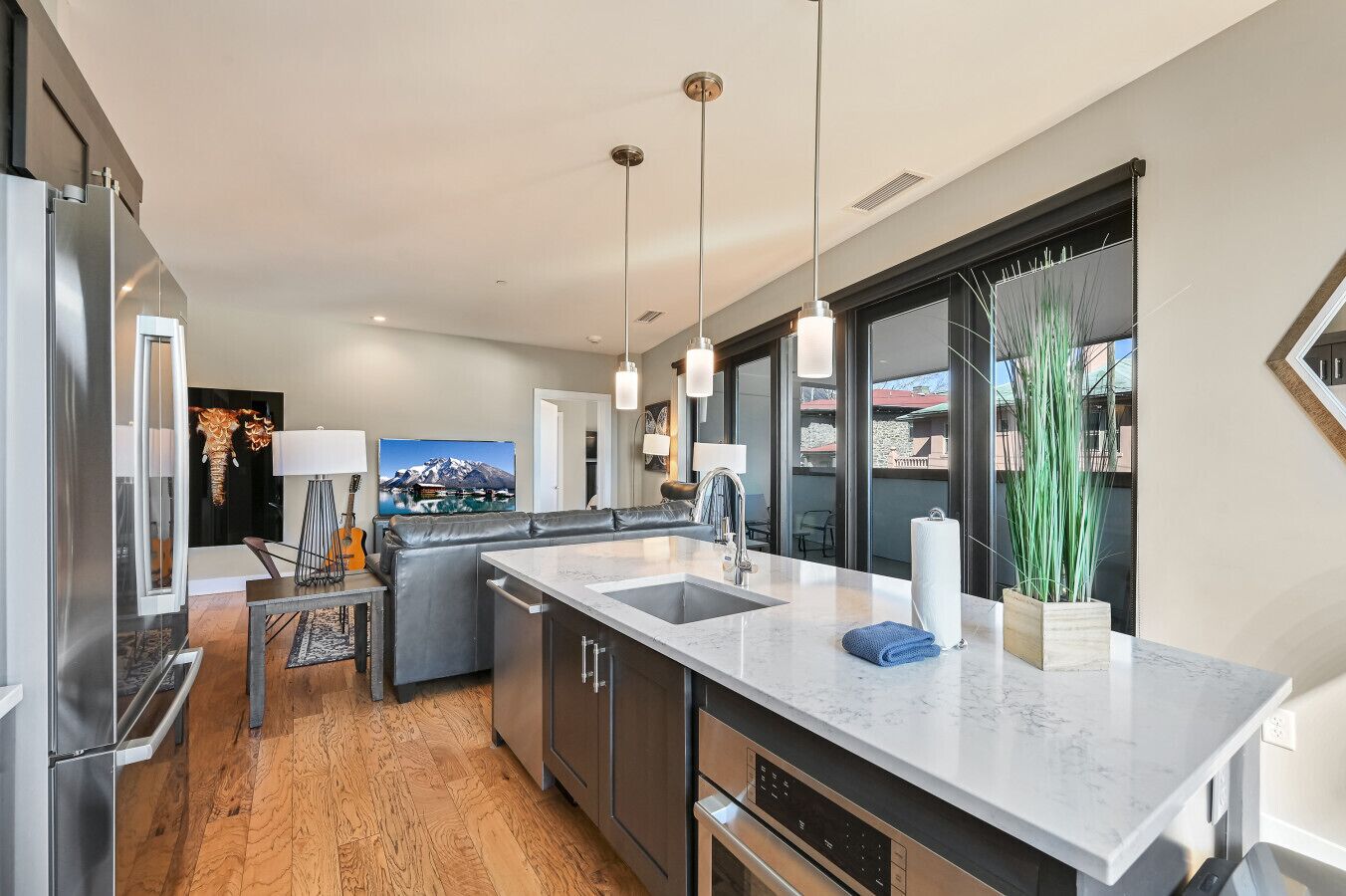 Jääkaappi, mikroaaltouuni, uuni, liesi