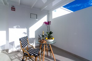 Outdoor dining - Rooms & suites Princesa Leticia, Puerto del Carmen, near the beach, with terrace (Tías)