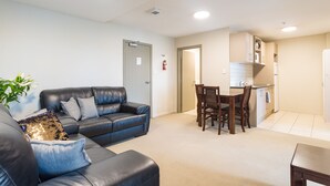 Apartment | Dining room - Toodle's 4Bed apartment in Auckland CBD w Carpark (Auckland)