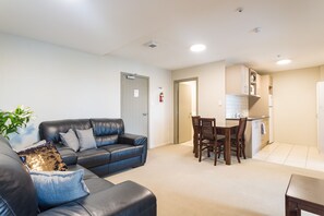 Apartment | Dining room - Toodle's 4Bed apartment in Auckland CBD w Carpark (Auckland)