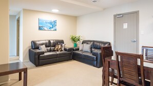 Apartment | Living area - Toodle's 4Bed apartment in Auckland CBD w Carpark (Auckland)