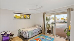 4 quartos, acesso à internet, roupa de cama