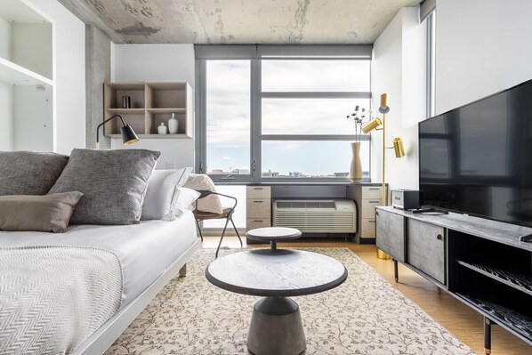 Tabla de planchar con plancha, wifi y ropa de cama